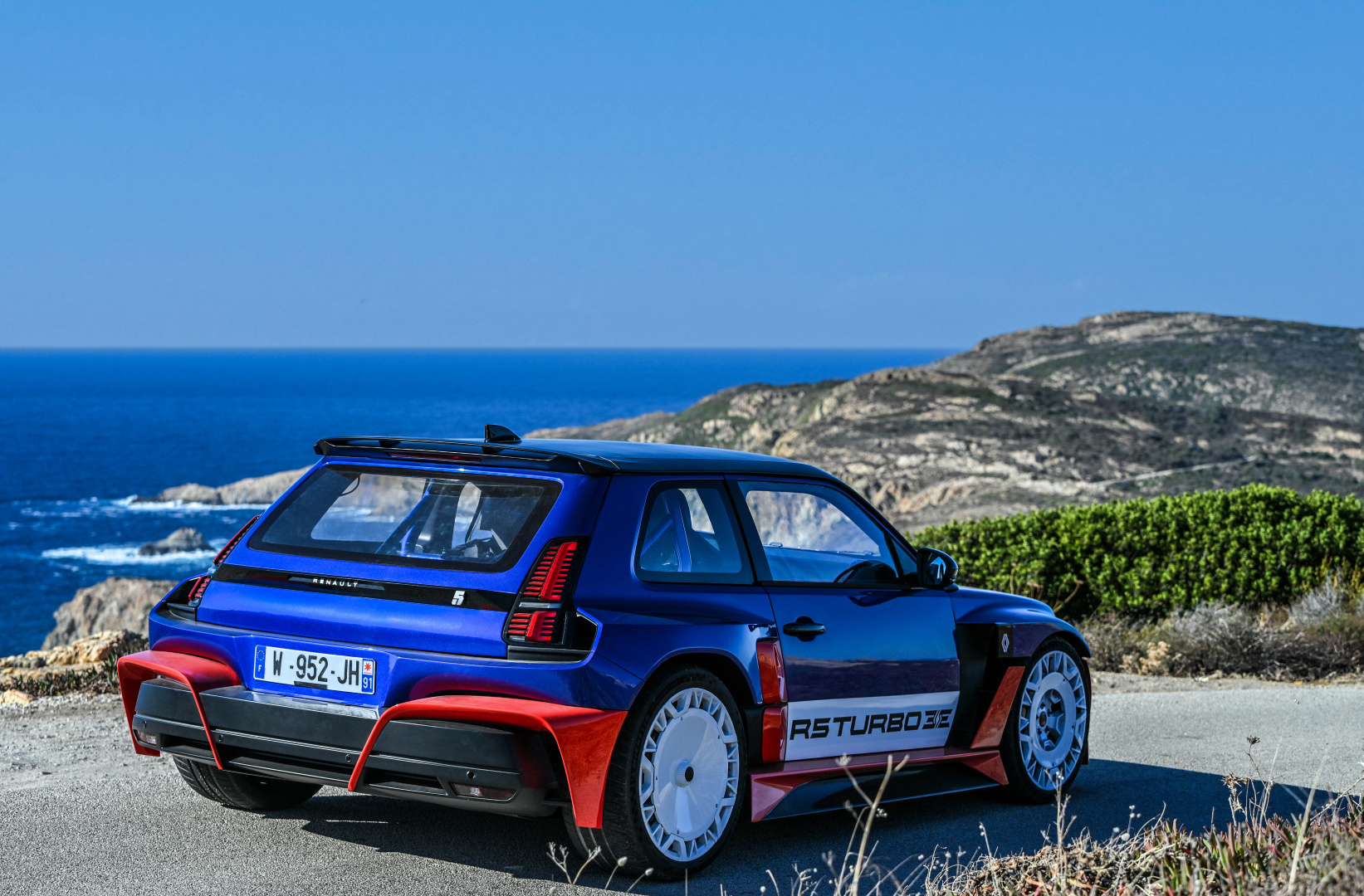 SMALL_Renault 5 Turbo 3E at the historic Tour de Corse (41)